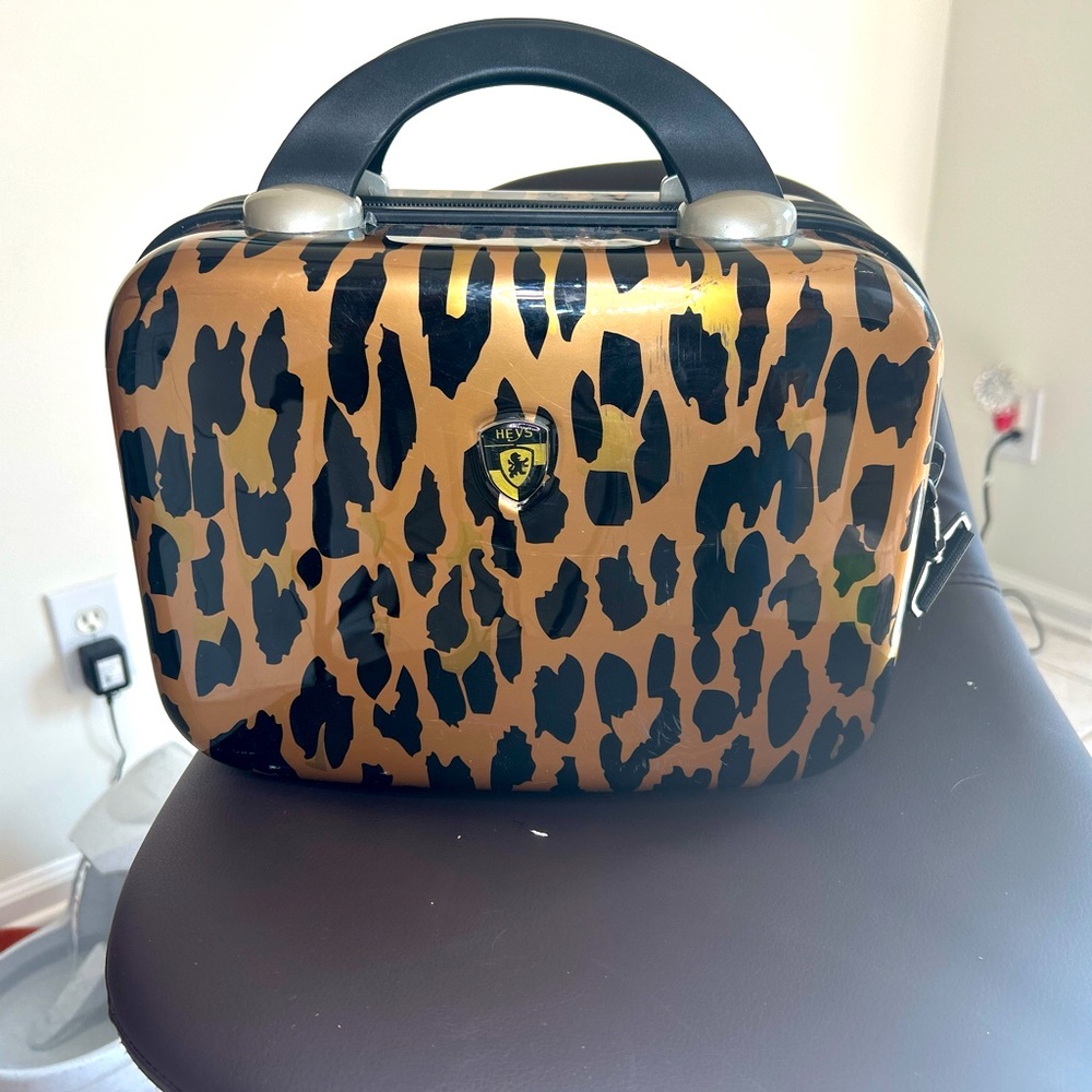HEYS CARRY ON COSMETIC HARD CASE METALLIC CHEETAH PRINT NWT 12”x9”x5” W STRAP